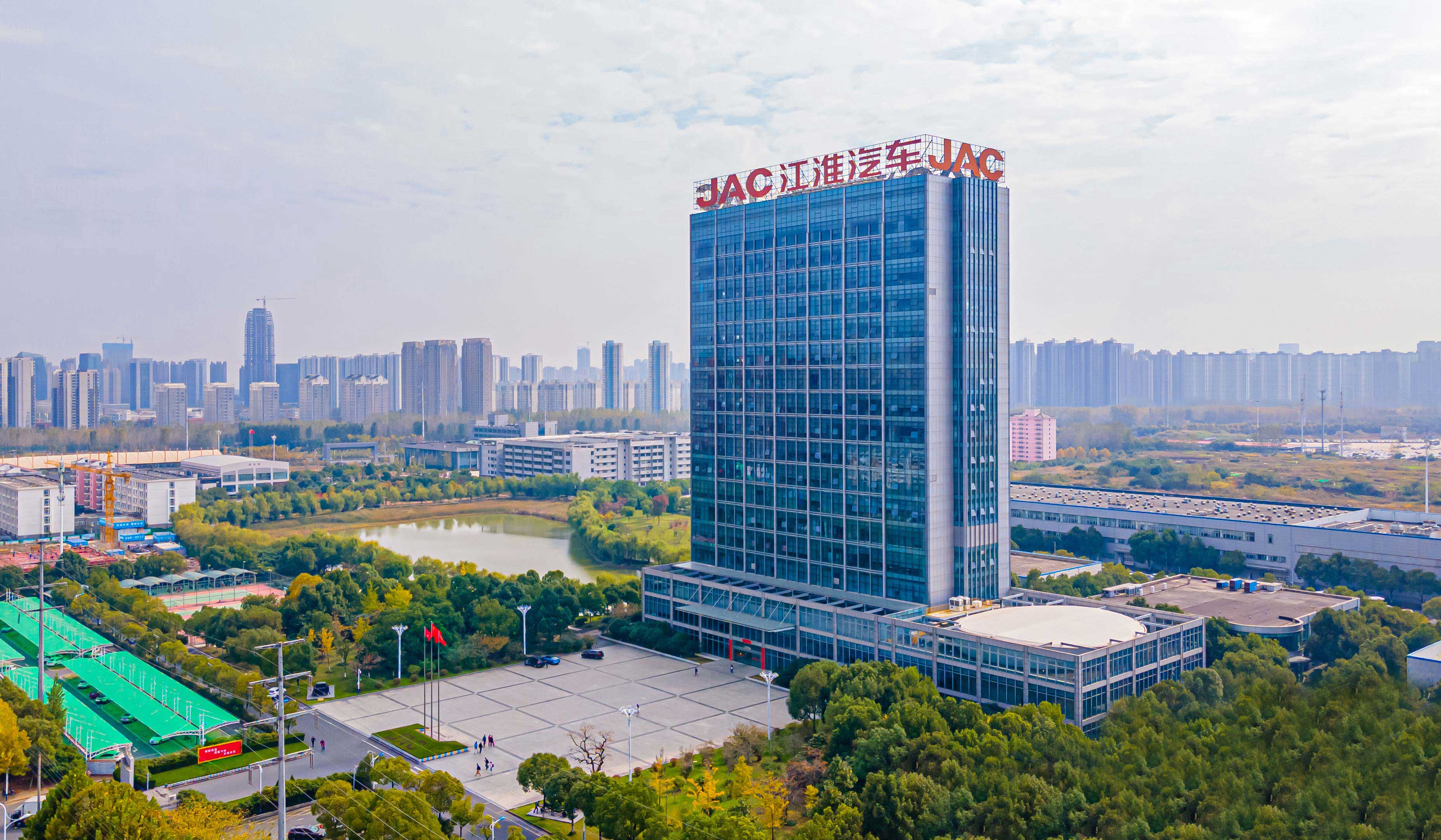 献礼60周年，品牌持续向上！必一运动
连获多项品牌殊荣
