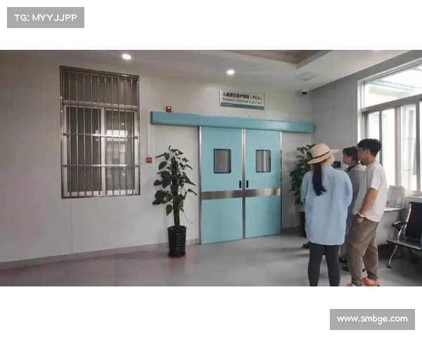 10岁女孩被高空坠窗砸伤仍在抢救 涉事楼宇玻璃窗已被拆除 10岁女孩被高空坠窗砸伤仍在抢救 涉事楼宇玻璃窗已被拆除
